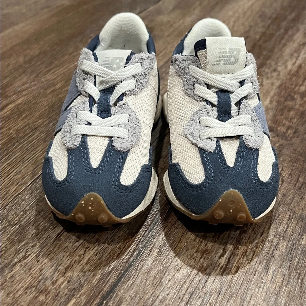 New Balance 327 - Picture 2 of 4